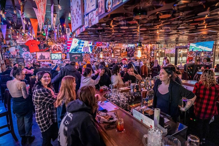 Editorial restaurant image stand-in for Leopold's Tavern Winnipeg - Transcona